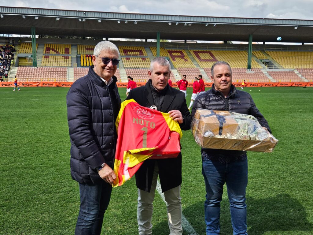 U.S. Catanzaro una maglia per celebrare i 100 anni del Sambiase ed il fair play della divisa in campo 2 WhatsApp Image 2024 03 23 at 17.40.26 1 U.S. Catanzaro una maglia per celebrare i 100 anni del Sambiase ed il fair play della divisa in campo