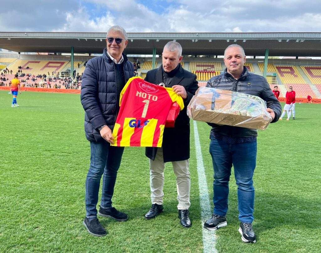 U.S. Catanzaro una maglia per celebrare i 100 anni del Sambiase ed il fair play della divisa in campo 3 WhatsApp Image 2024 03 23 at 17.40.26 2 U.S. Catanzaro una maglia per celebrare i 100 anni del Sambiase ed il fair play della divisa in campo