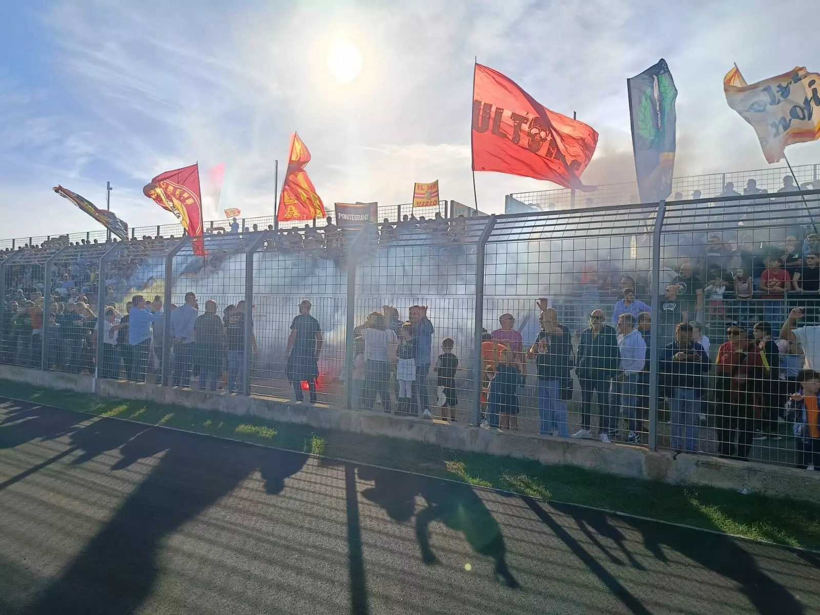 Catanzaro, a “Giovino” in mille sugli spalti a spingere le Aquile (VIDEO e Foto) 3 Ultras a giovino Catanzaro, a “Giovino” in mille sugli spalti a spingere le Aquile (VIDEO e Foto)