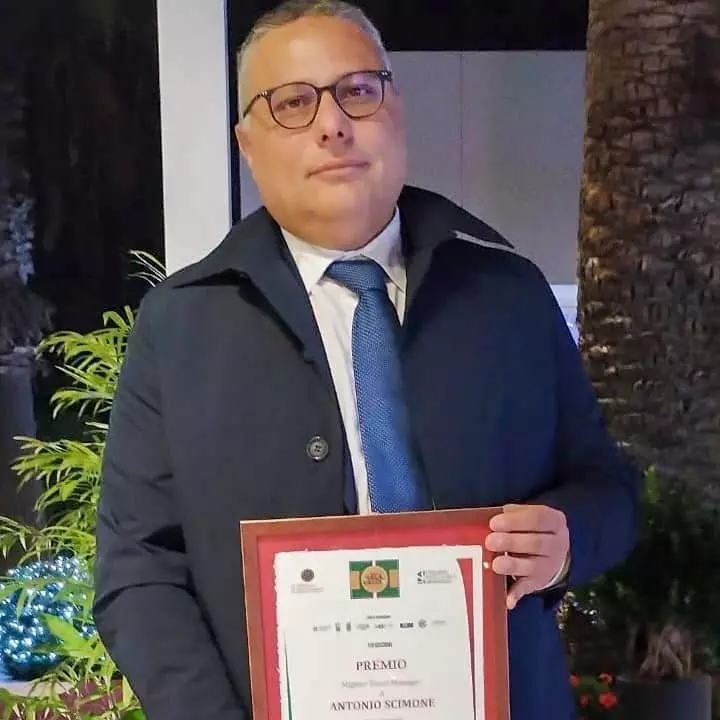 U.S. Catanzaro: la soddisfazione del club per il premio a Floriano Noto eletto miglior presidente della Serie B 1 Nino Scimone U.S. Catanzaro: la soddisfazione del club per il premio a Floriano Noto eletto miglior presidente della Serie B