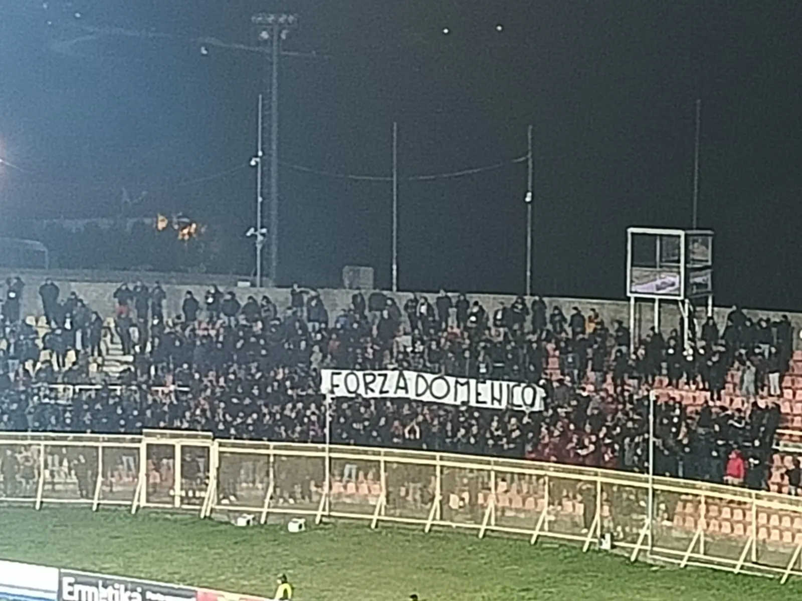 La curva “Capraro” si ferma per Domenico e ricorda Riccardo: il cuore grande dei tifosi e la solidarietà dei Salernitani 3 Curva Est La curva “Capraro” si ferma per Domenico e ricorda Riccardo: il cuore grande dei tifosi e la solidarietà dei Salernitani