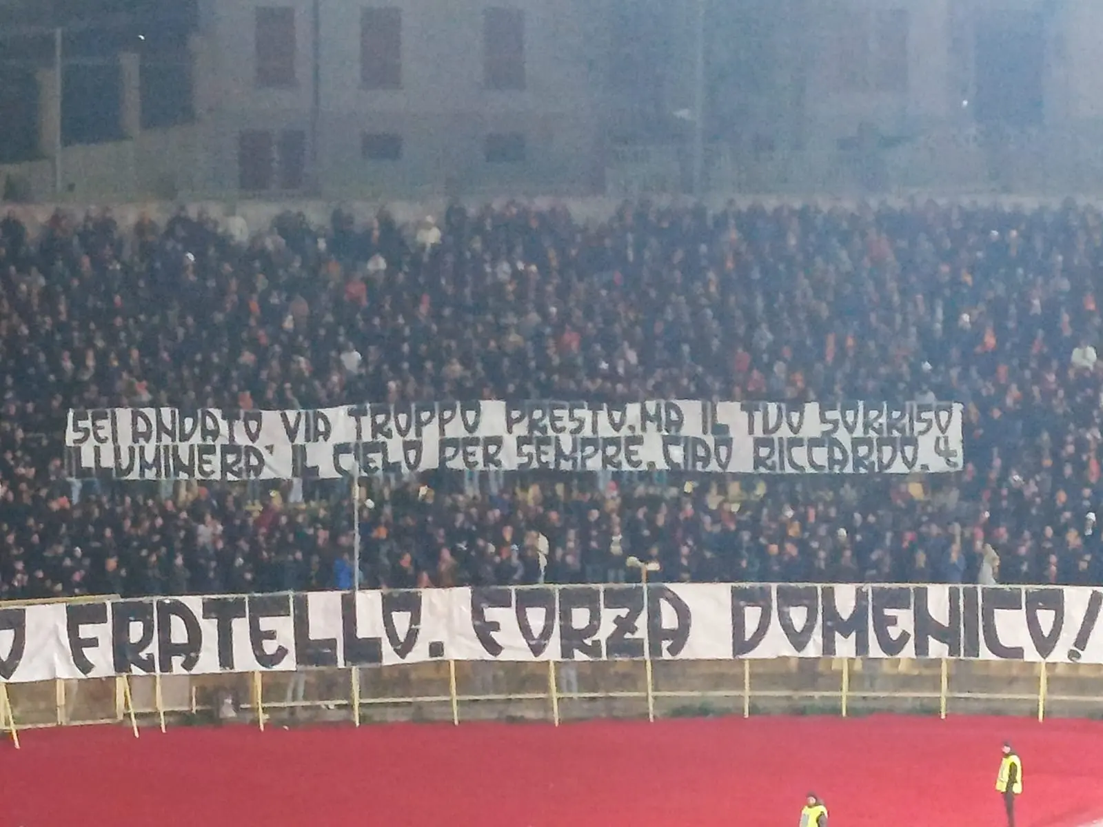 La curva “Capraro” si ferma per Domenico e ricorda Riccardo: il cuore grande dei tifosi e la solidarietà dei Salernitani 2 Curva per Riccardo La curva “Capraro” si ferma per Domenico e ricorda Riccardo: il cuore grande dei tifosi e la solidarietà dei Salernitani