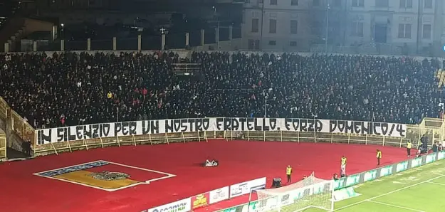 La curva “Capraro” si ferma per Domenico e ricorda Riccardo: il cuore grande dei tifosi e la solidarietà dei Salernitani 1 Curva per domenico La curva “Capraro” si ferma per Domenico e ricorda Riccardo: il cuore grande dei tifosi e la solidarietà dei Salernitani