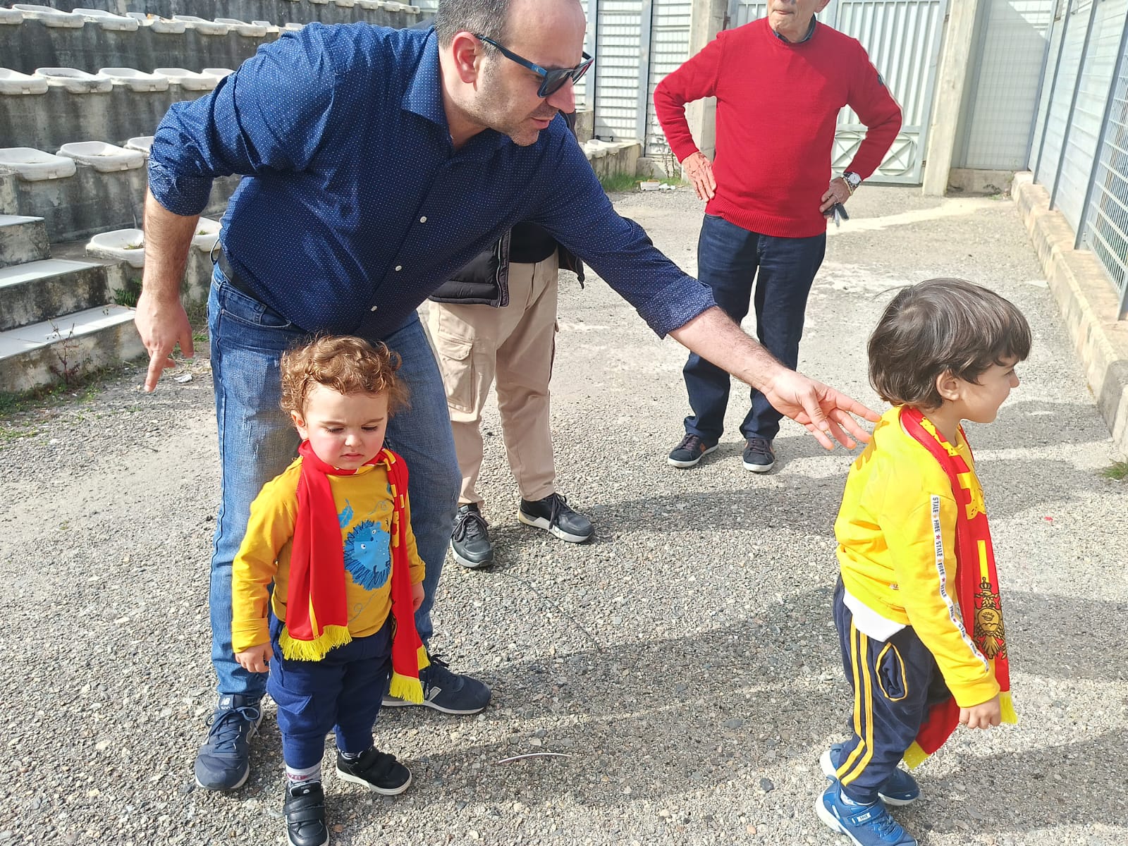 Catanzaro, l’attesa nel derby vista dagli occhi dei bambini, in centinaia a “Giovino” ad incitare la squadra (FOTO) 11 Bambini 9 Catanzaro, l’attesa nel derby vista dagli occhi dei bambini, in centinaia a “Giovino” ad incitare la squadra (FOTO)