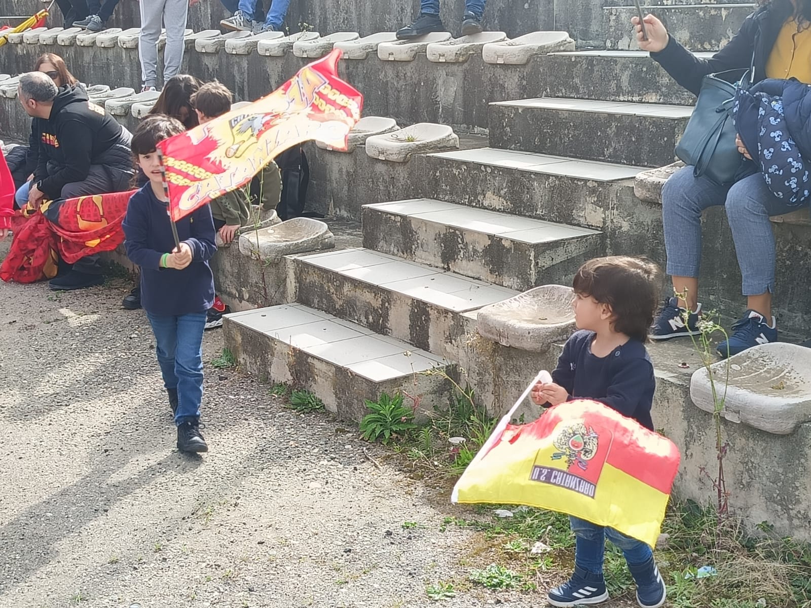 Catanzaro, l’attesa nel derby vista dagli occhi dei bambini, in centinaia a “Giovino” ad incitare la squadra (FOTO) 15 Bambini t1 Catanzaro, l’attesa nel derby vista dagli occhi dei bambini, in centinaia a “Giovino” ad incitare la squadra (FOTO)