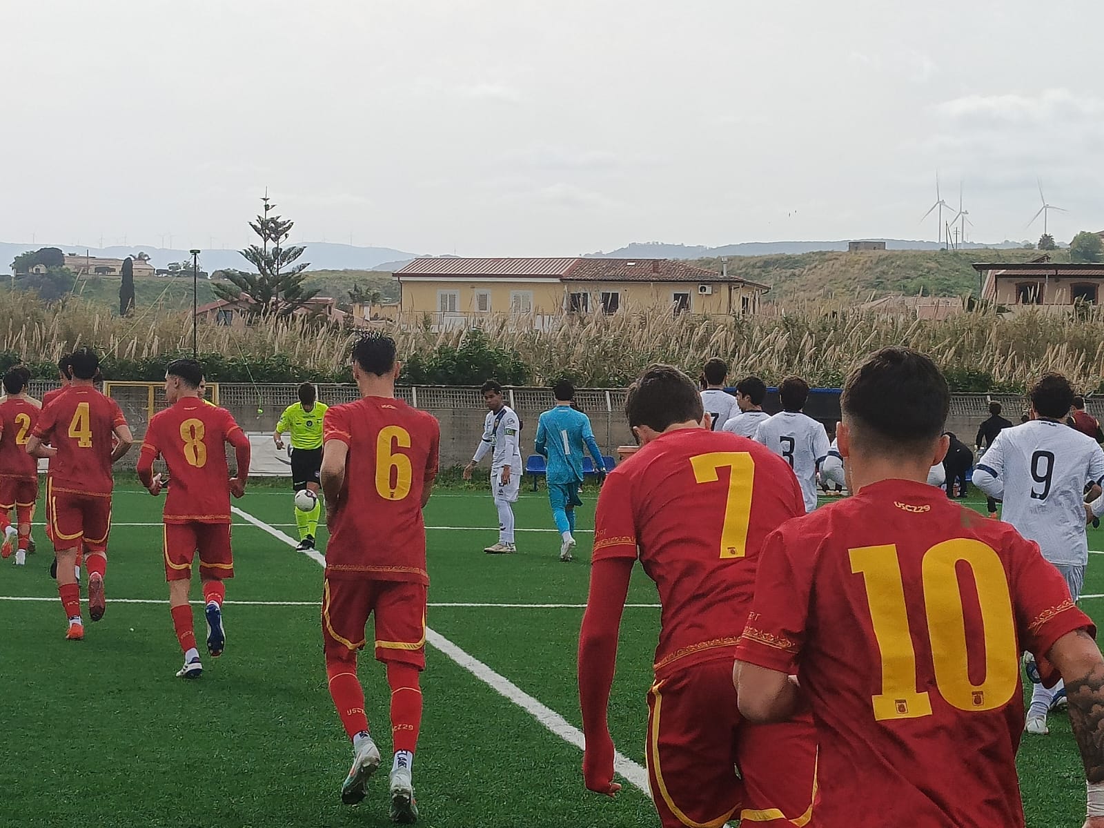 Primavera 3: Catanzaro-Latina 0-0, per i giallorossi arriva il punto che vale la certezza matematica del primo posto e l’accesso in finale 25 Catanzaro Latina Primavera 3 ingresso in campo Primavera 3: Catanzaro-Latina 0-0, per i giallorossi arriva il punto che vale la certezza matematica del primo posto e l’accesso in finale