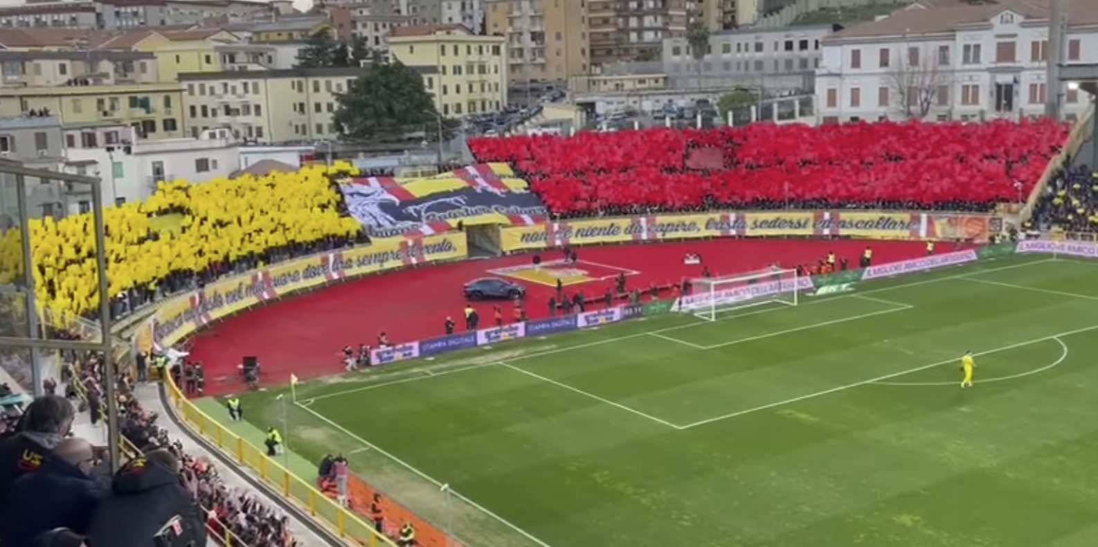 Catanzaro, il ringraziamento degli Ultras al popolo giallorosso 1 Curva Derby Catanzaro, il ringraziamento degli Ultras al popolo giallorosso