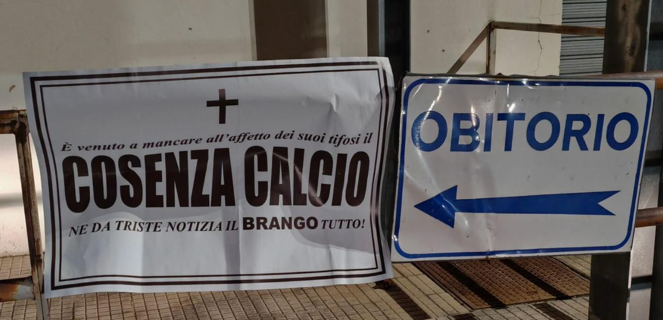 Catanzaro-Cosenza 4-0, l'ironia e gli sfottò del derby, dalla “Curva” ai social (FOTO) 11 Derby IR1 Catanzaro-Cosenza 4-0, l'ironia e gli sfottò del derby, dalla “Curva” ai social (FOTO)