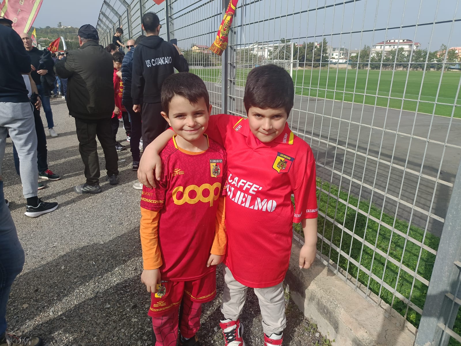 Catanzaro, l’attesa nel derby vista dagli occhi dei bambini, in centinaia a “Giovino” ad incitare la squadra (FOTO) 6 IMG 20250315 WA0119 1 Catanzaro, l’attesa nel derby vista dagli occhi dei bambini, in centinaia a “Giovino” ad incitare la squadra (FOTO)