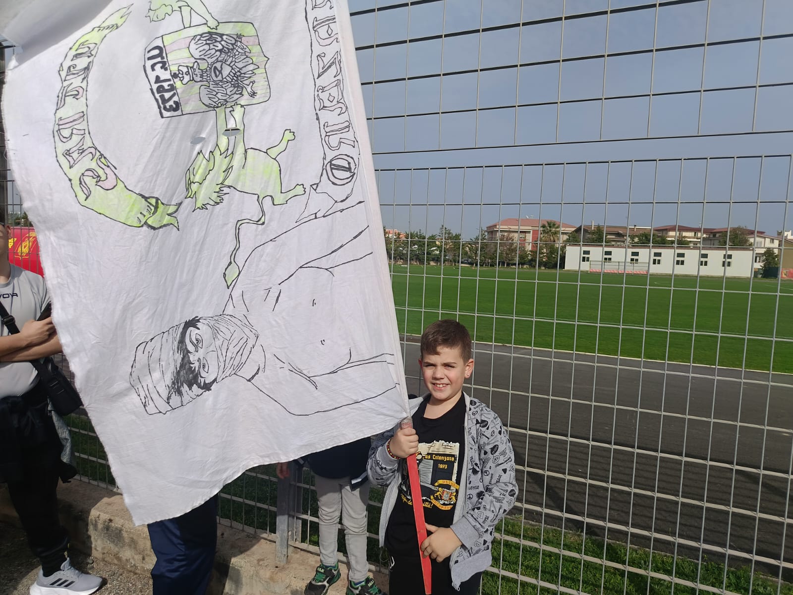 Catanzaro, l’attesa nel derby vista dagli occhi dei bambini, in centinaia a “Giovino” ad incitare la squadra (FOTO) 3 IMG 20250315 WA0129 Catanzaro, l’attesa nel derby vista dagli occhi dei bambini, in centinaia a “Giovino” ad incitare la squadra (FOTO)