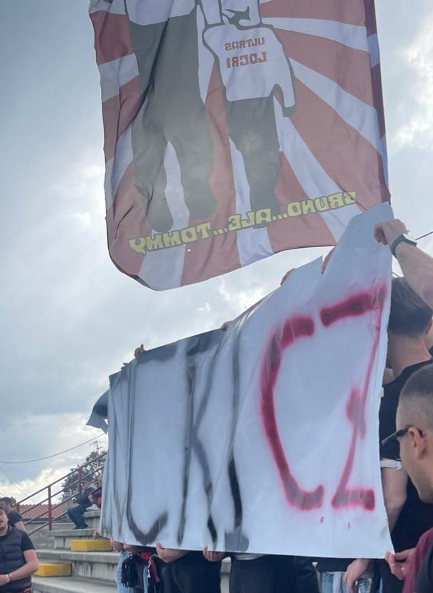 Tifosi Locri Locri-Reggina, la tifoseria di casa accoglie i reggini con le sciarpe del Catanzaro (VIDEO)
