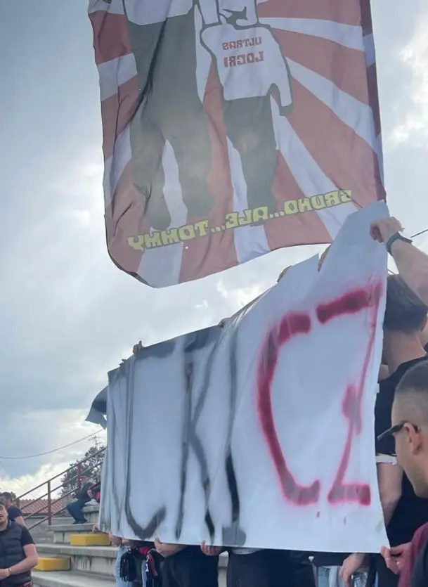 Locri-Reggina, la tifoseria di casa accoglie i reggini con le sciarpe del Catanzaro (VIDEO) 1 Tifosi Locri Locri-Reggina, la tifoseria di casa accoglie i reggini con le sciarpe del Catanzaro (VIDEO)